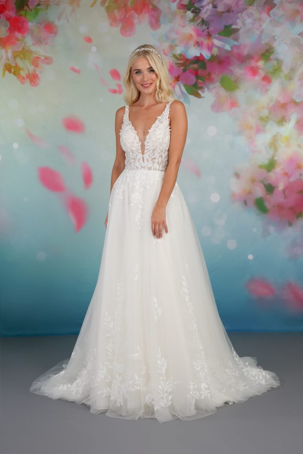 BL325 by Emma bridals is an ivory A-line wedding dress features the prettiest glitter tulle with delicate boho inspired lace adorning the bodice and flowing onto the glitter tulle skirt and into a pretty train. Secured by a zip fastening and buttons at the back.