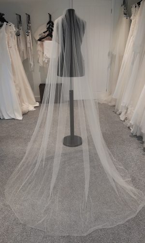 Veil S226 by Bianco Evento. Chapel length, plain ivory tulle